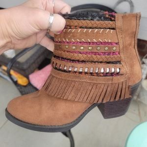 Size 8.5 western heeled ankle booties!